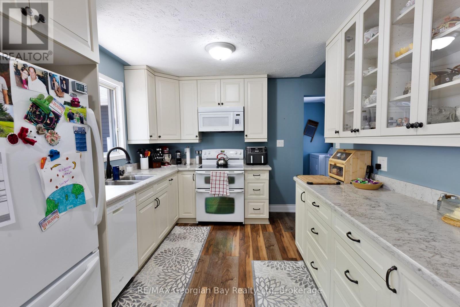 5 EASTON AVENUE - 7