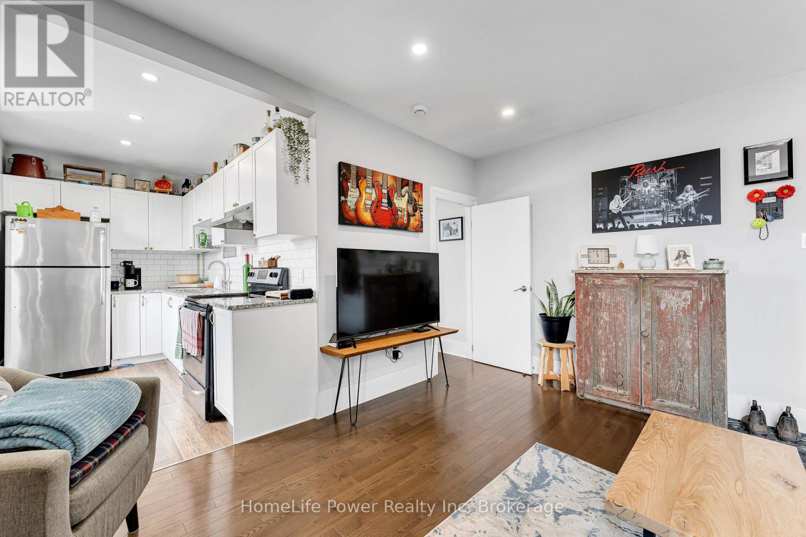 207 WELLINGTON STREET - 28