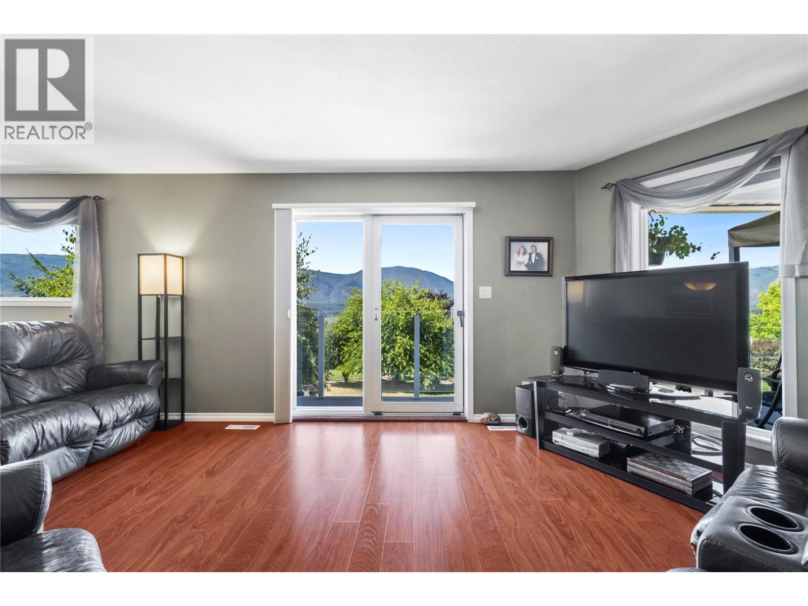 2250 3 Avenue SE, Salmon Arm