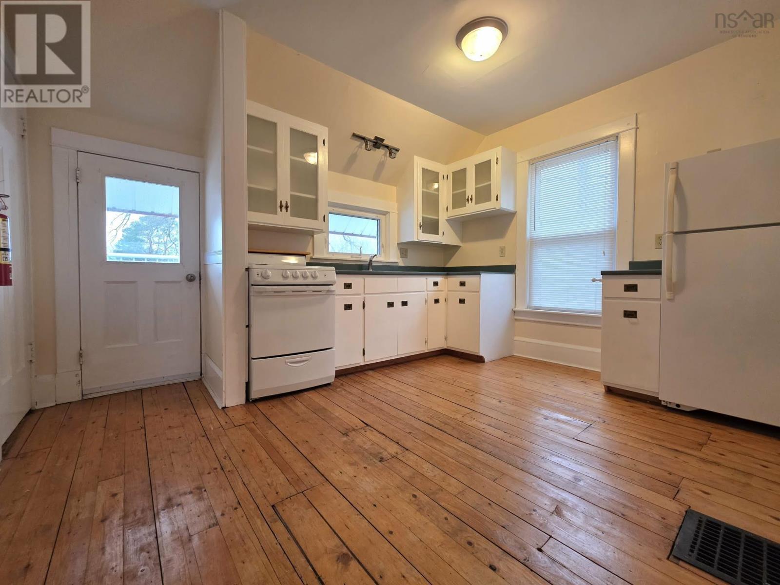 Property 30 of 48 of 92 Willow Street