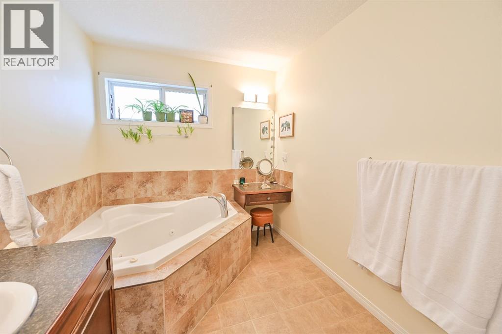 77 Pondside Crescent, Blackfalds