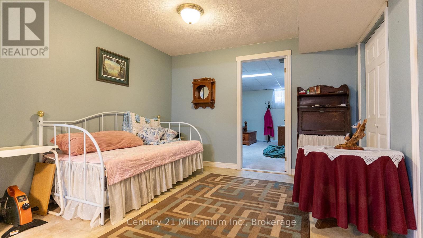 6 ROYAL BEECH DRIVE - 24