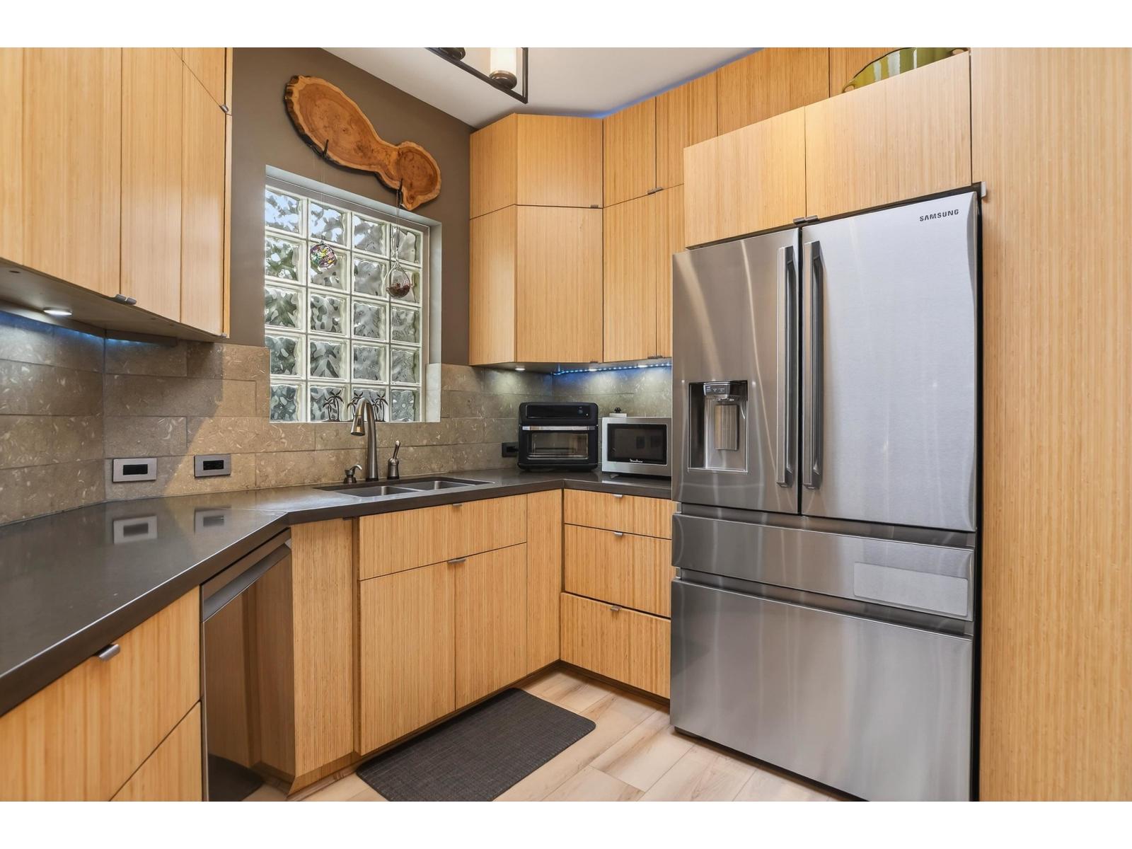 812 MAPLE STREET, White Rock