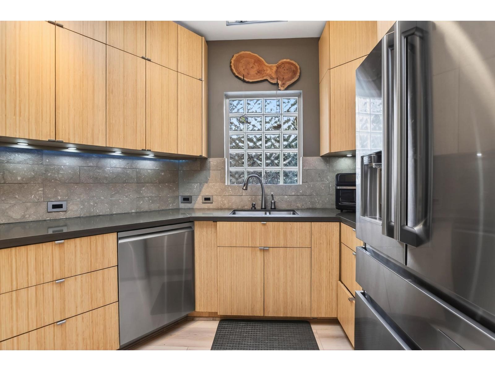 812 MAPLE STREET, White Rock