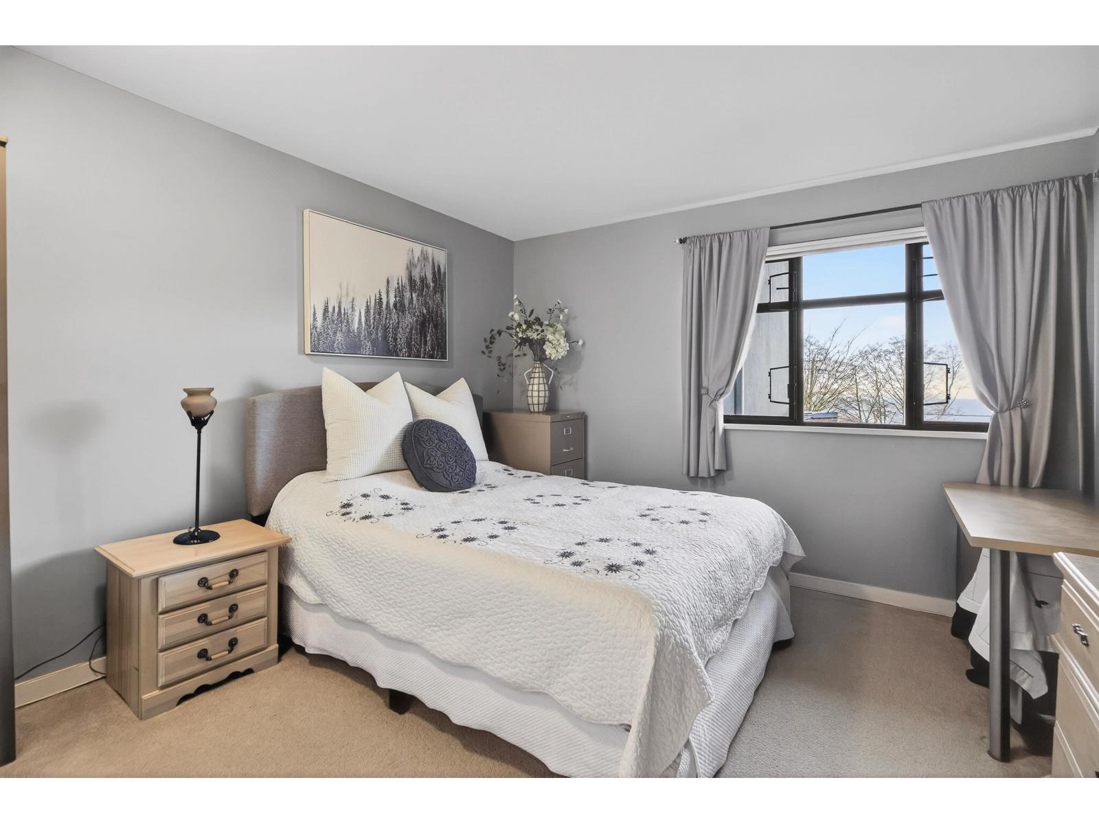 812 MAPLE STREET, White Rock