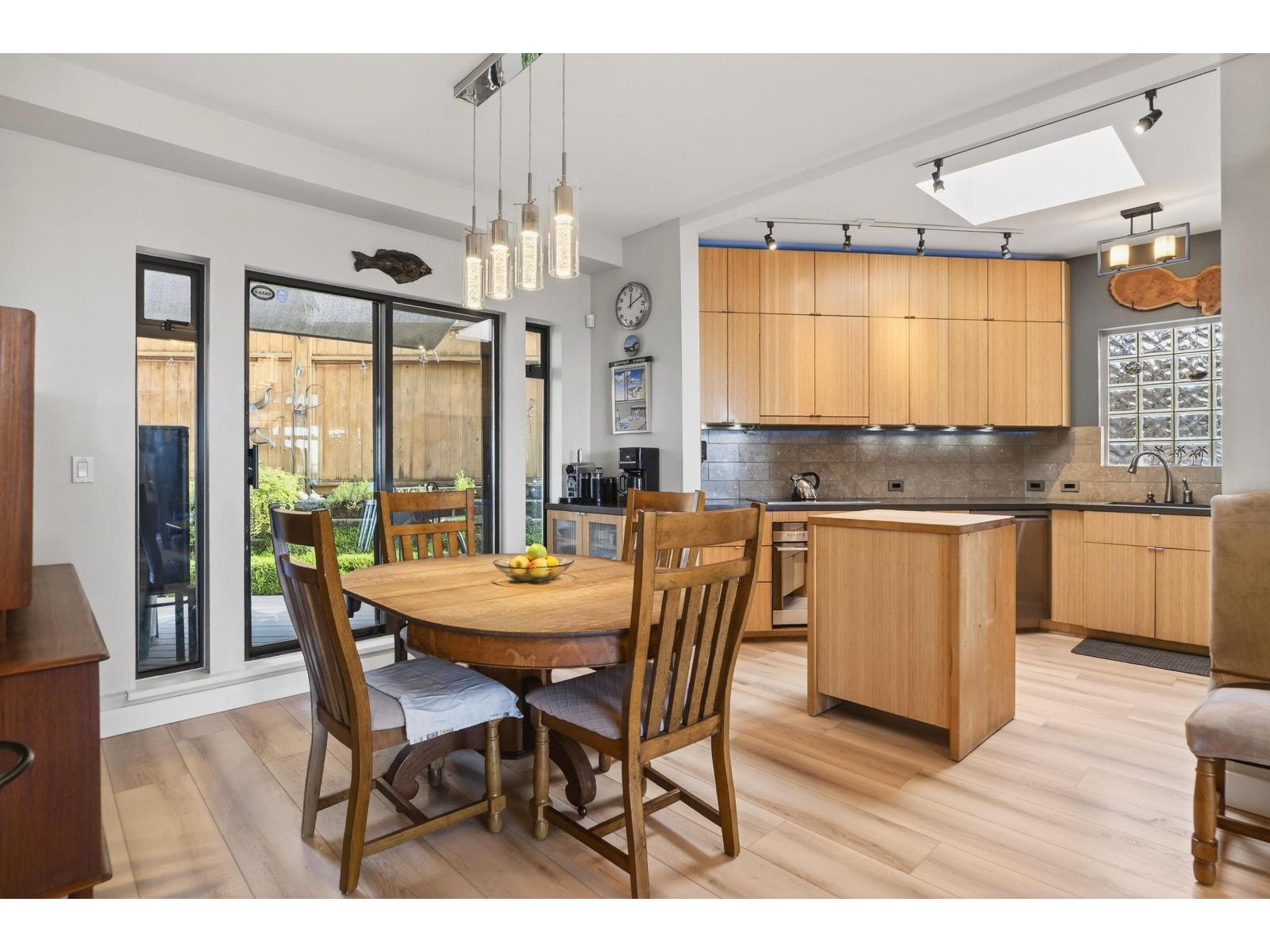 812 MAPLE STREET, White Rock