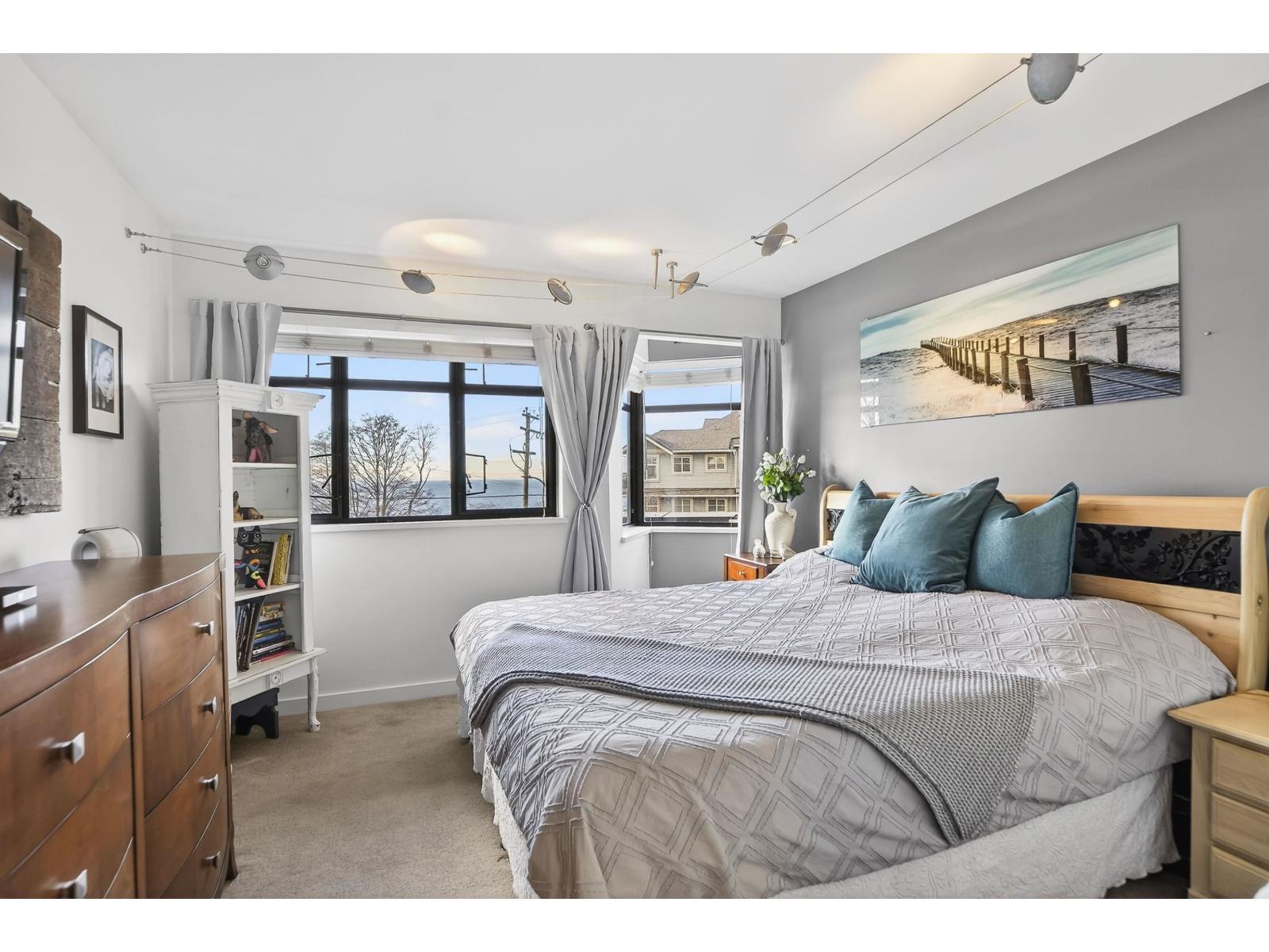 812 MAPLE STREET, White Rock