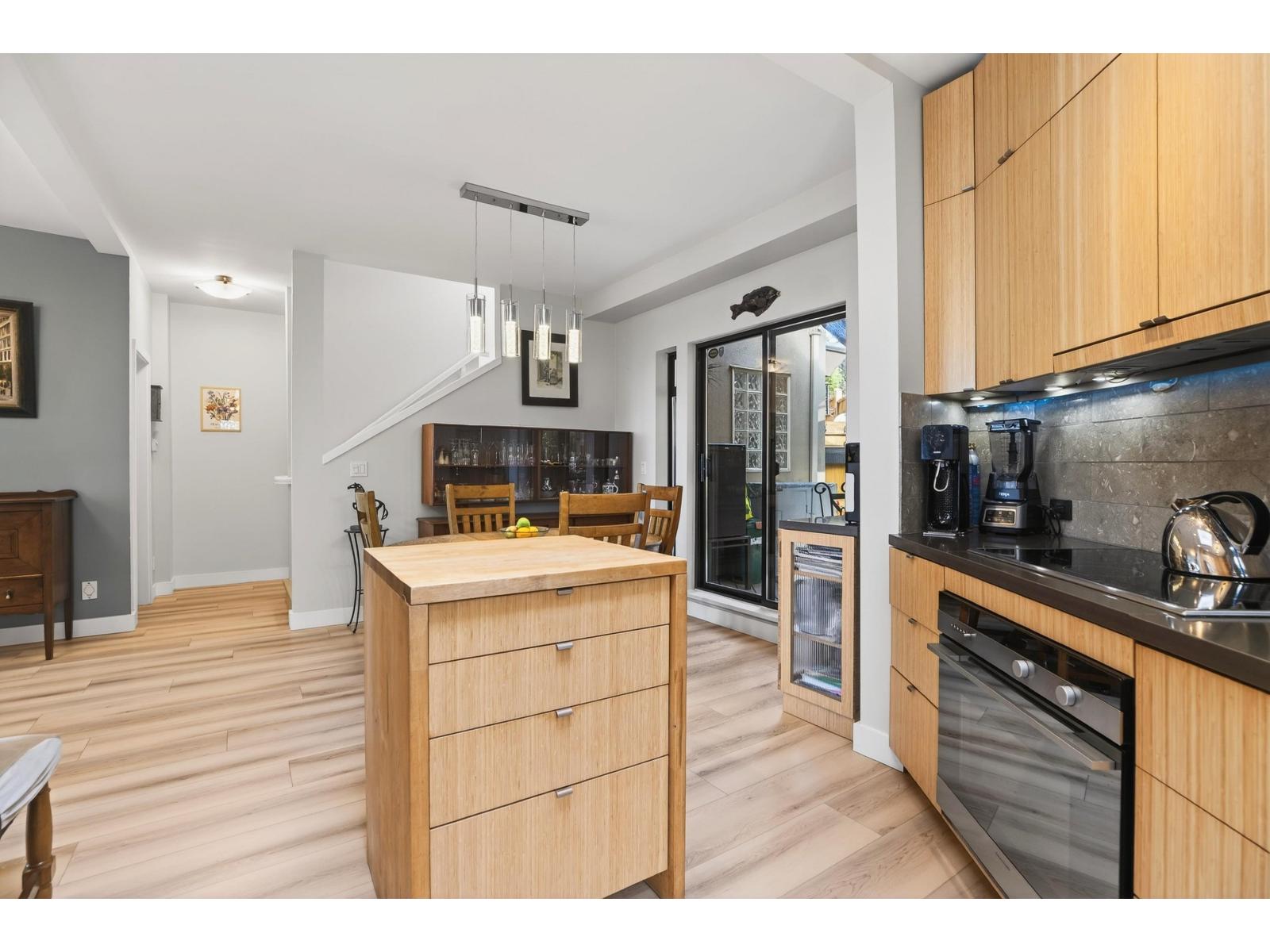 812 MAPLE STREET, White Rock