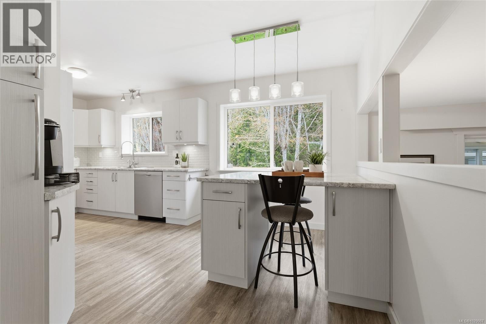 #28 493 PIONEER CRES - 15