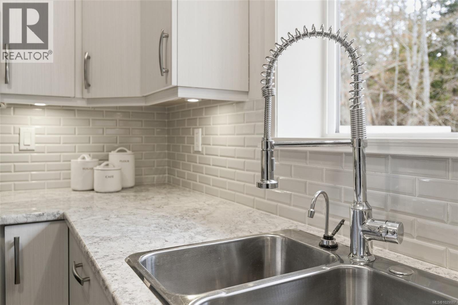 #28 493 PIONEER CRES - 17