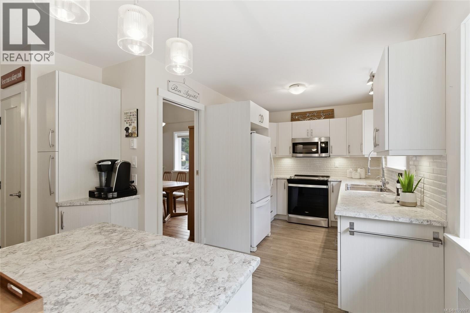 #28 493 PIONEER CRES - 18