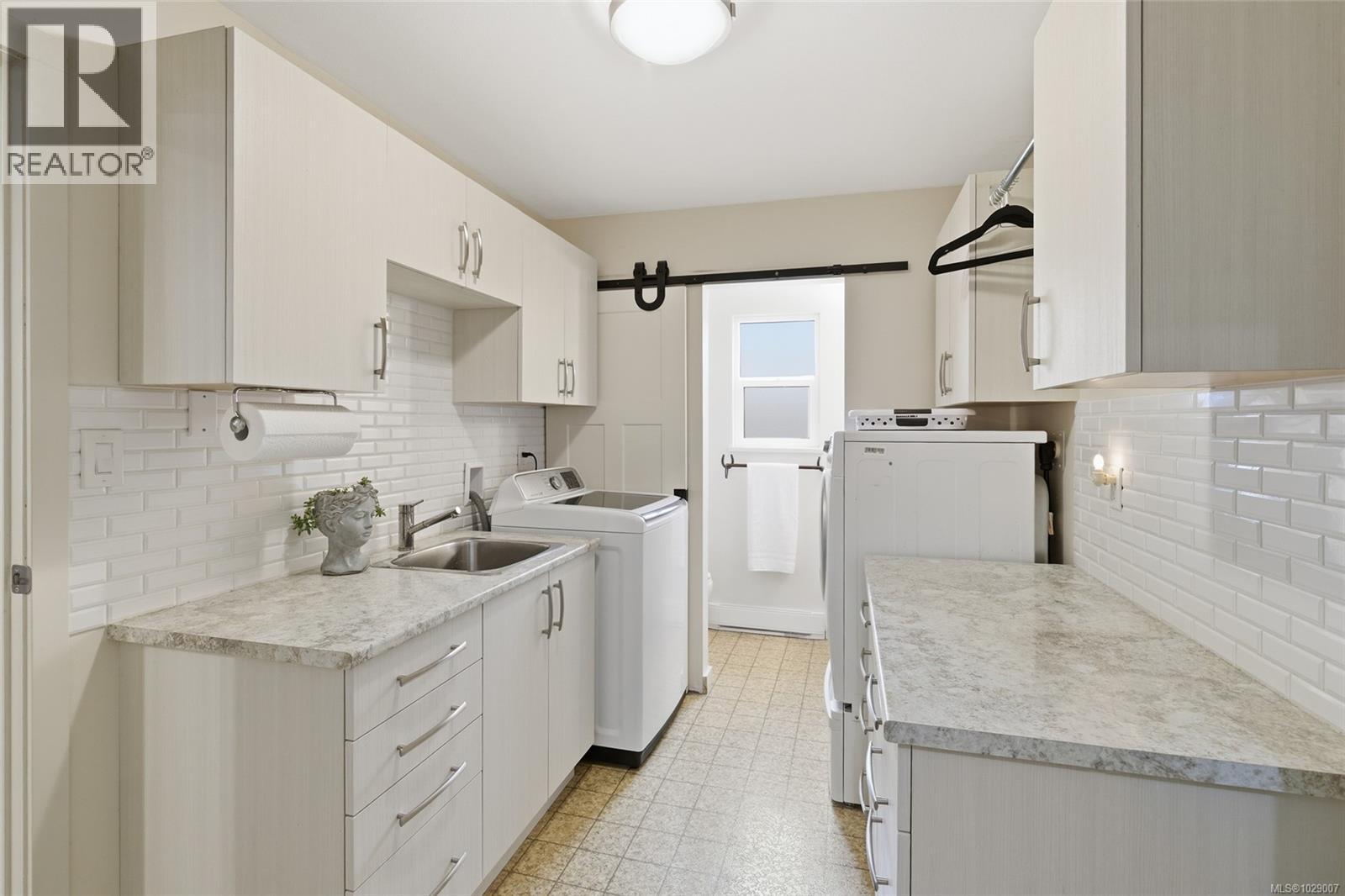 #28 493 PIONEER CRES - 27