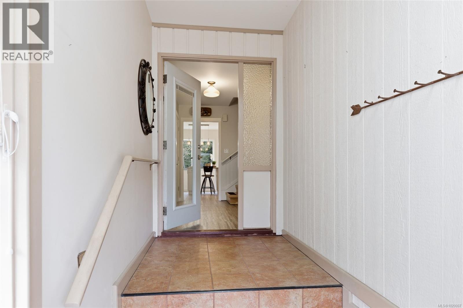 #28 493 PIONEER CRES - 29