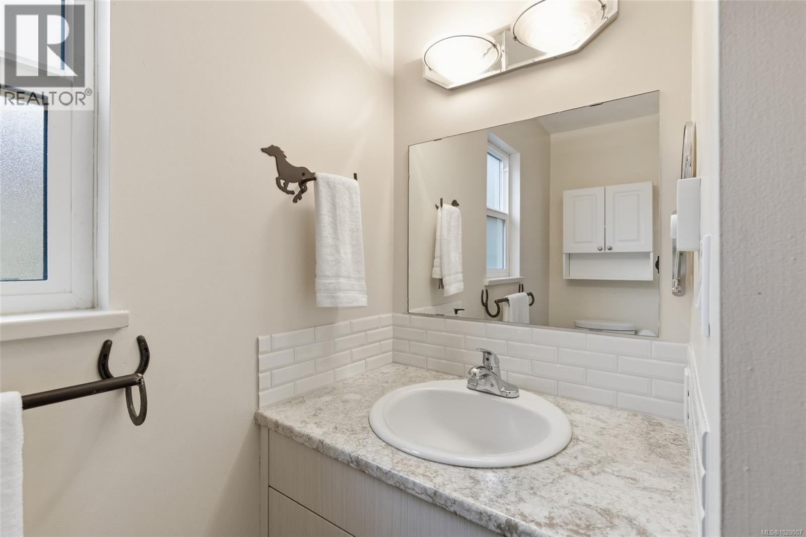 #28 493 PIONEER CRES - 31