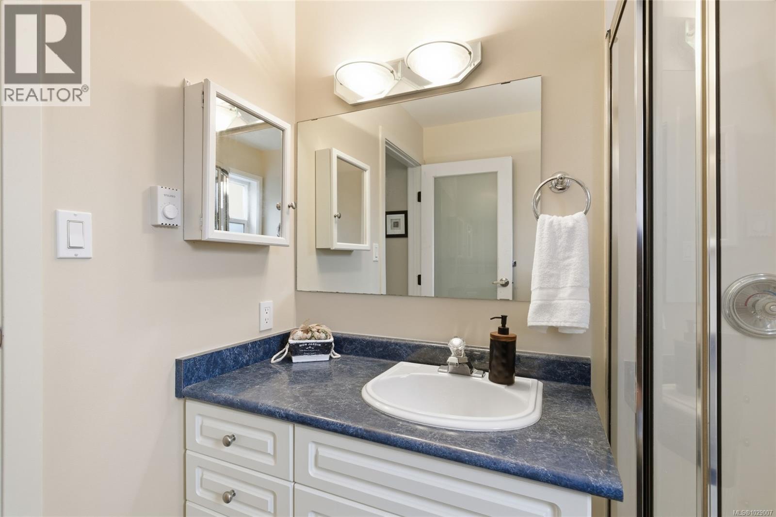 #28 493 PIONEER CRES - 35