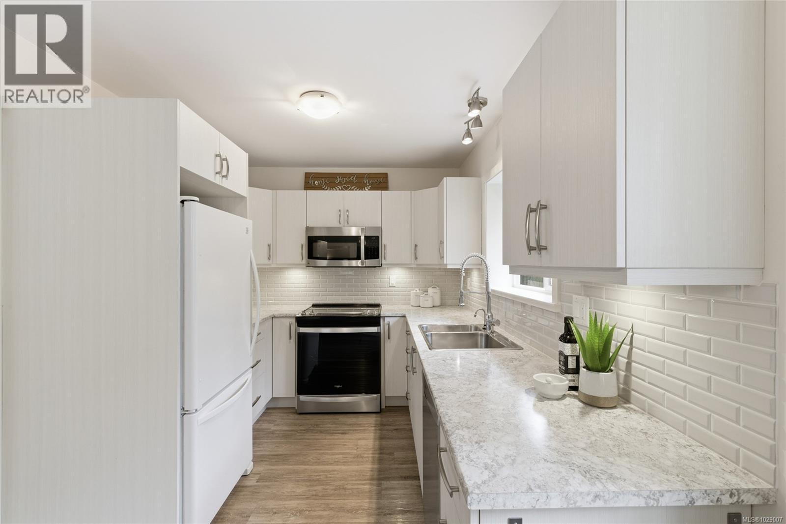 #28 493 PIONEER CRES - 5