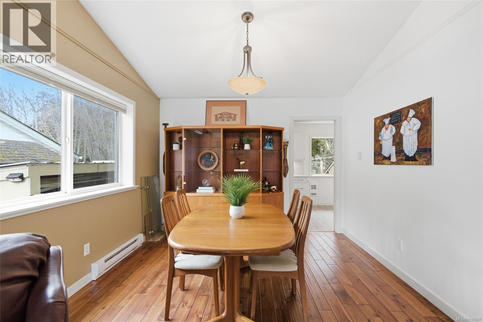 #28 493 PIONEER CRES - 4