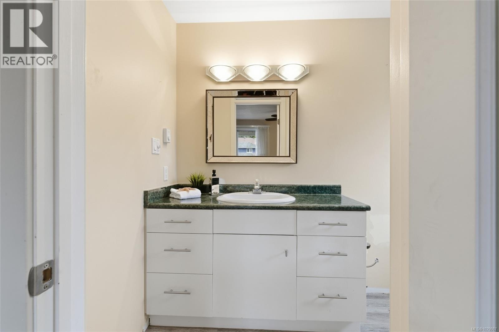 #28 493 PIONEER CRES - 9