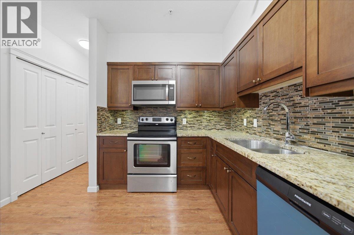 207 22858 LOUGHEED HIGHWAY, Maple Ridge