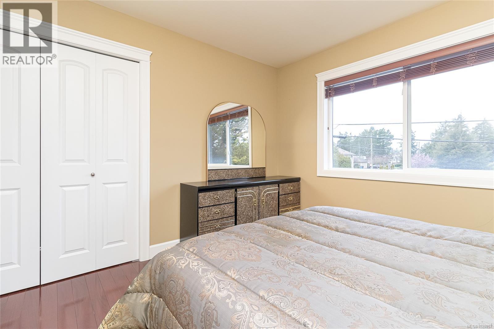 4073 LONGVIEW DR - 32