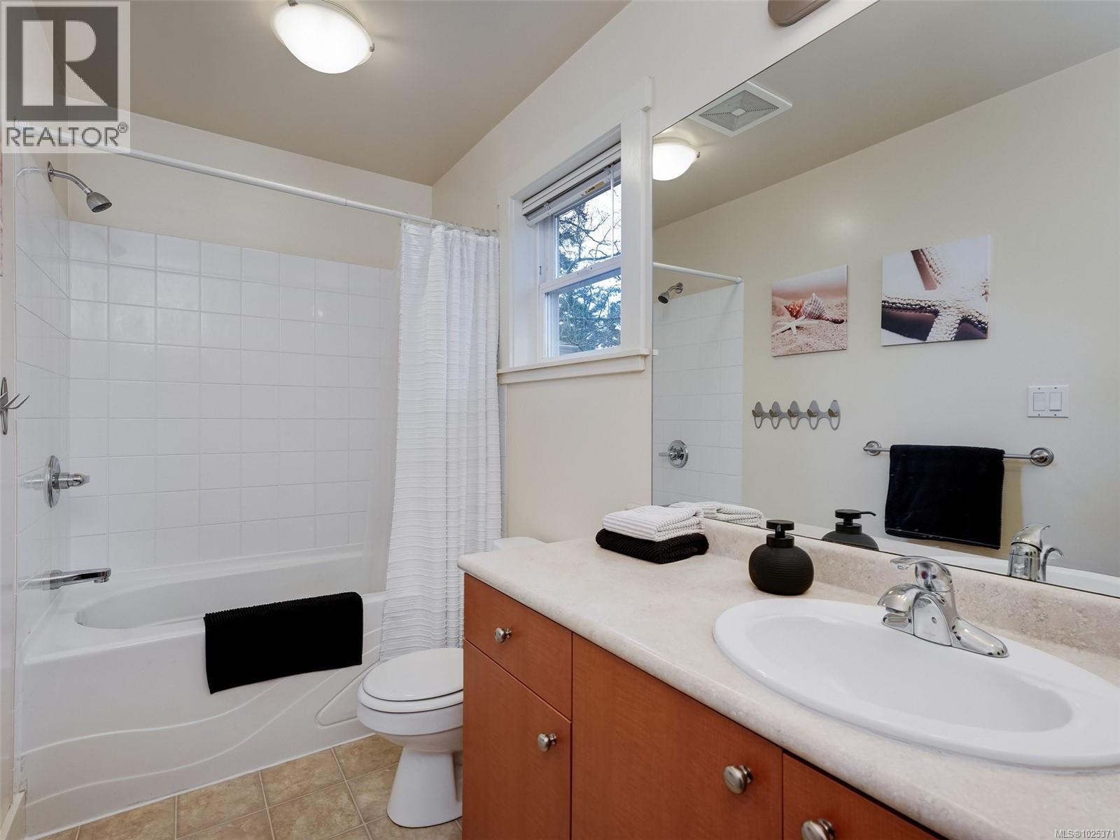 Single Family House for Sale in   Pipeline Rd Country Side Saanich 