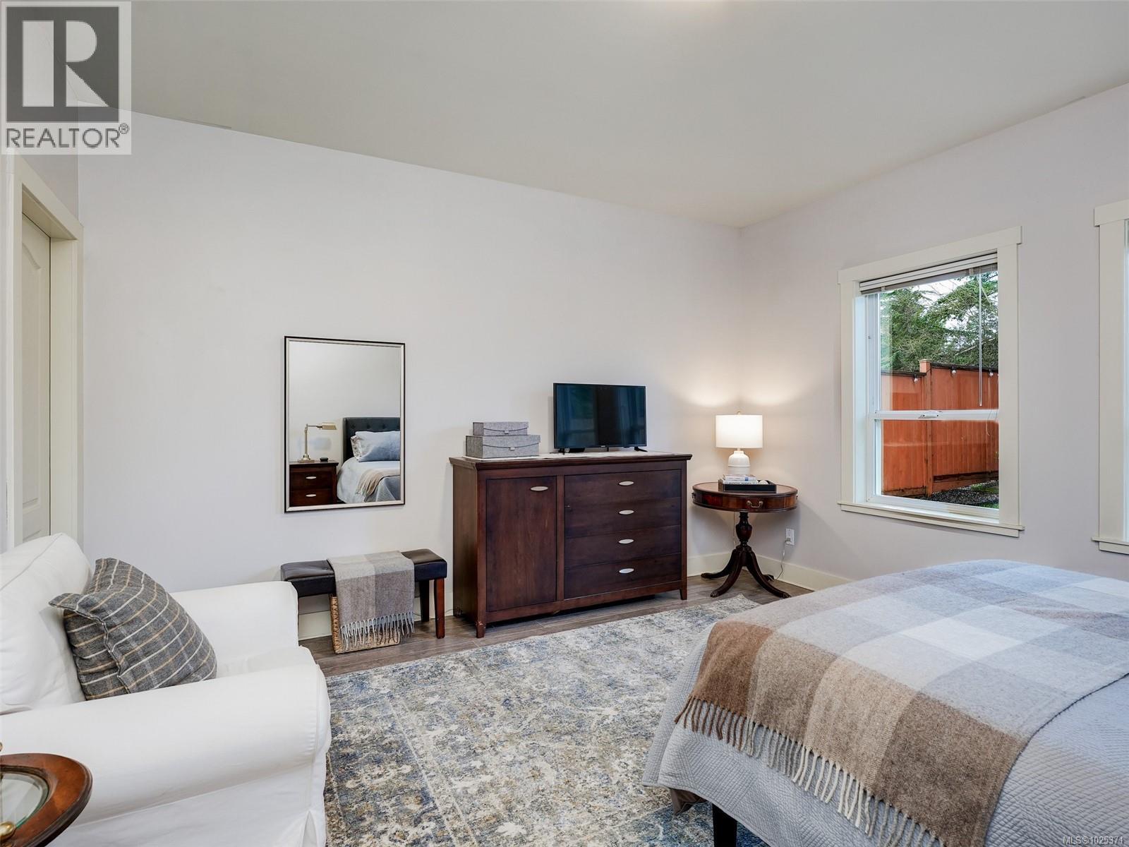 Single Family House for Sale in   Pipeline Rd Country Side Saanich 