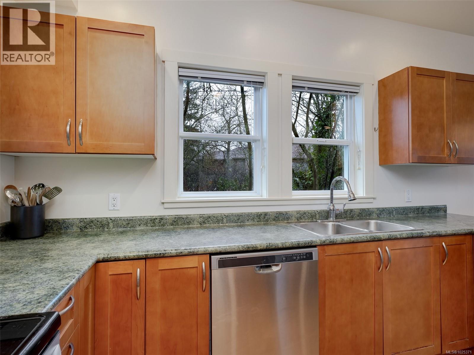 Single Family House for Sale in   Pipeline Rd Country Side Saanich 