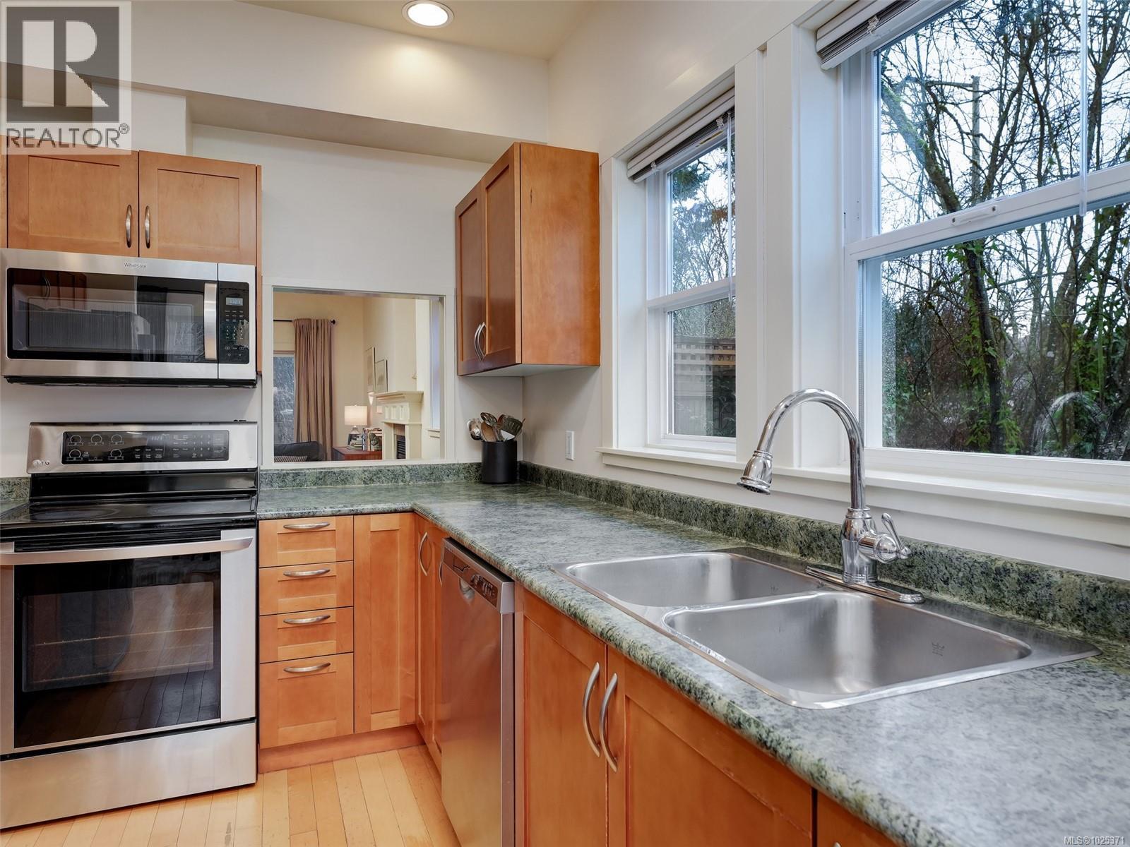 Single Family House for Sale in   Pipeline Rd Country Side Saanich 