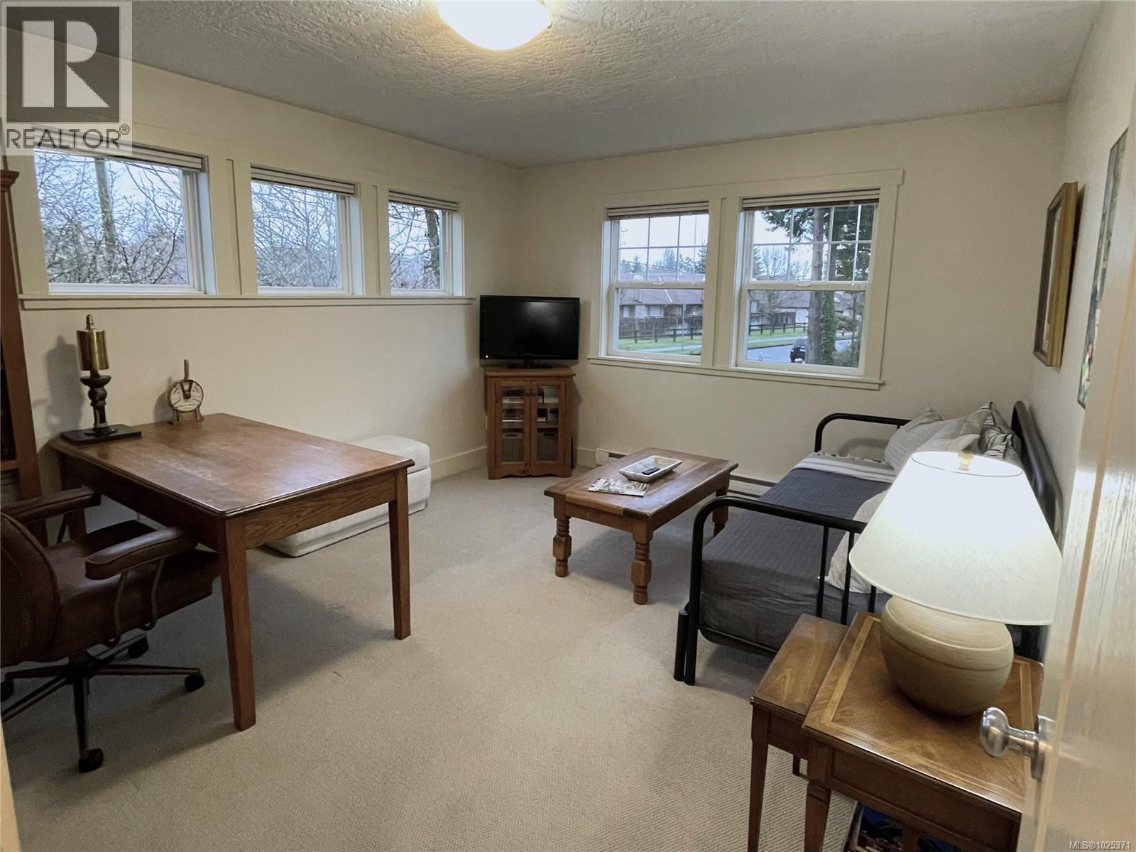 Single Family House for Sale in   Pipeline Rd Country Side Saanich 