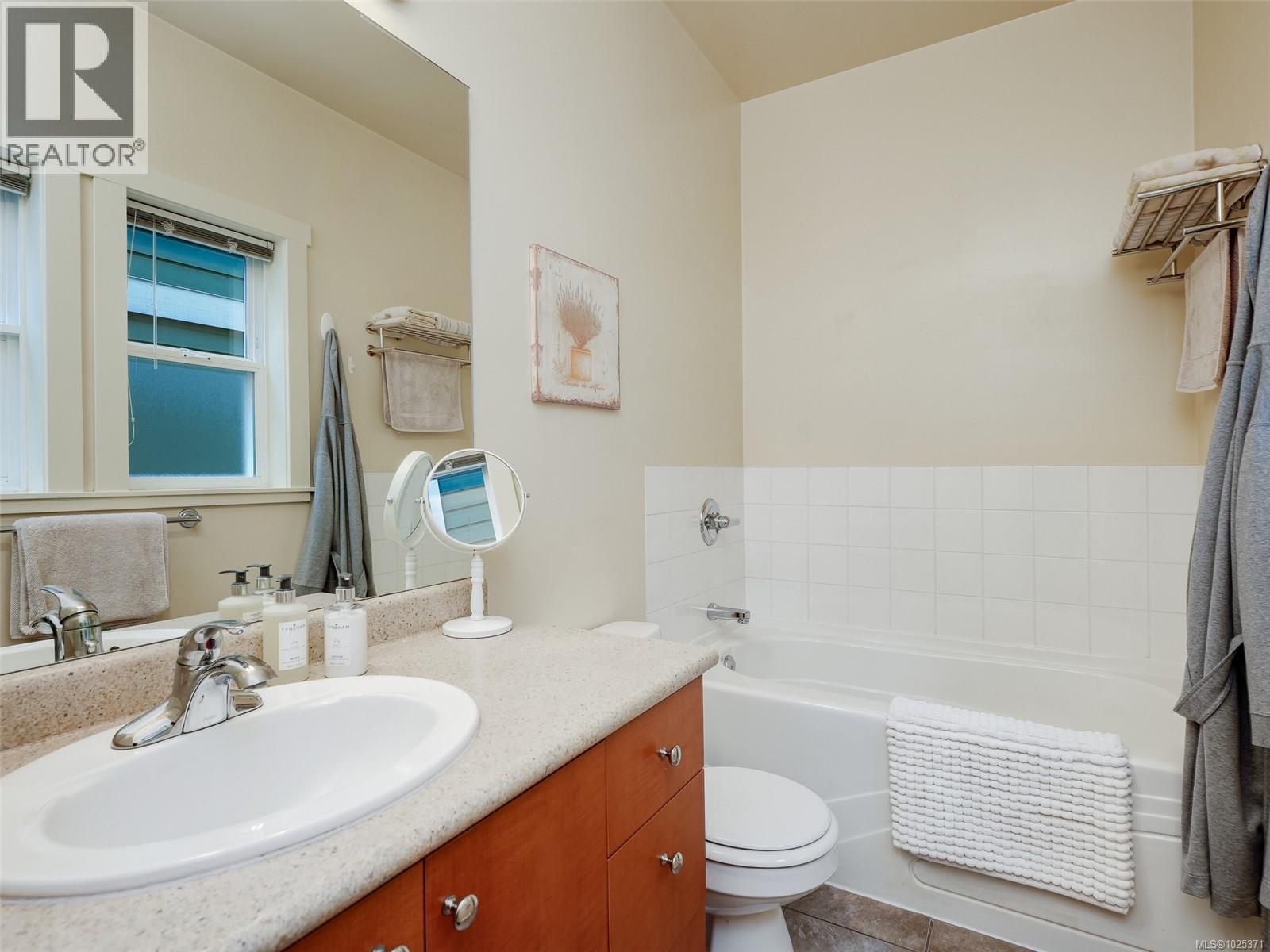 Single Family House for Sale in   Pipeline Rd Country Side Saanich 