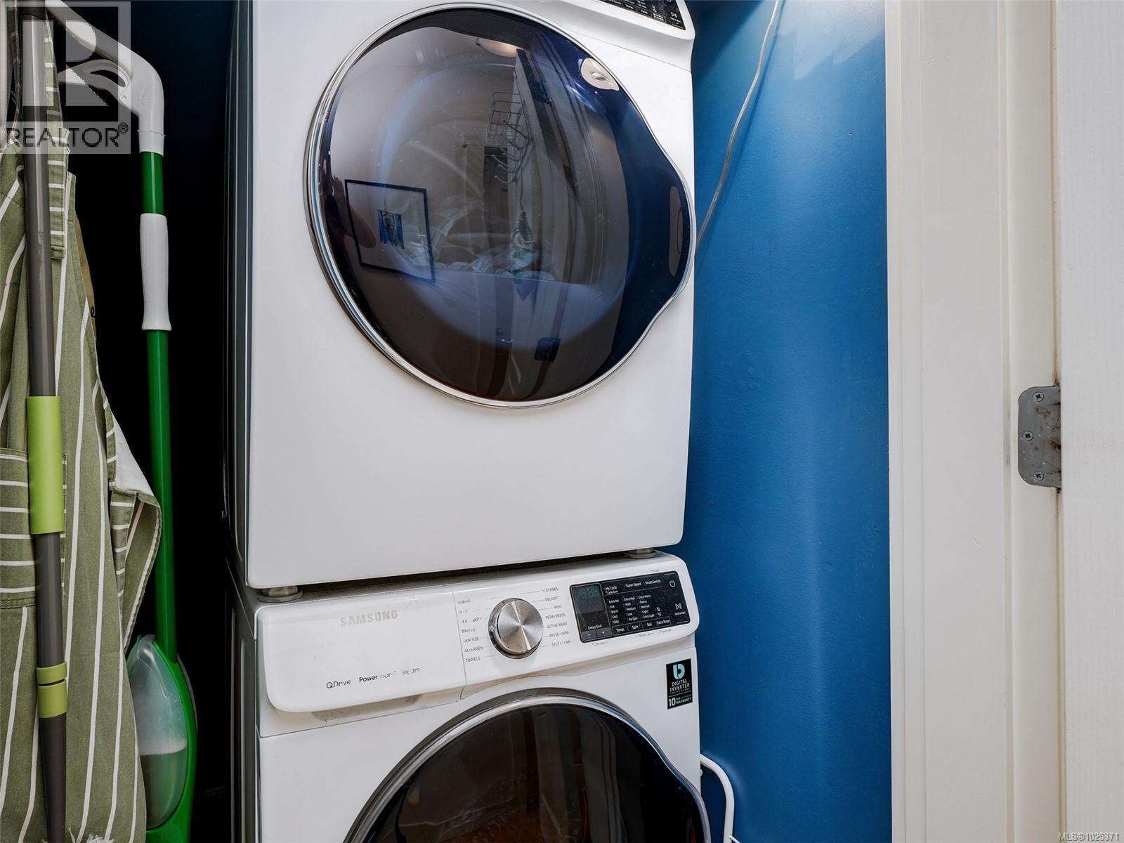 Single Family House for Sale in   Pipeline Rd Country Side Saanich 