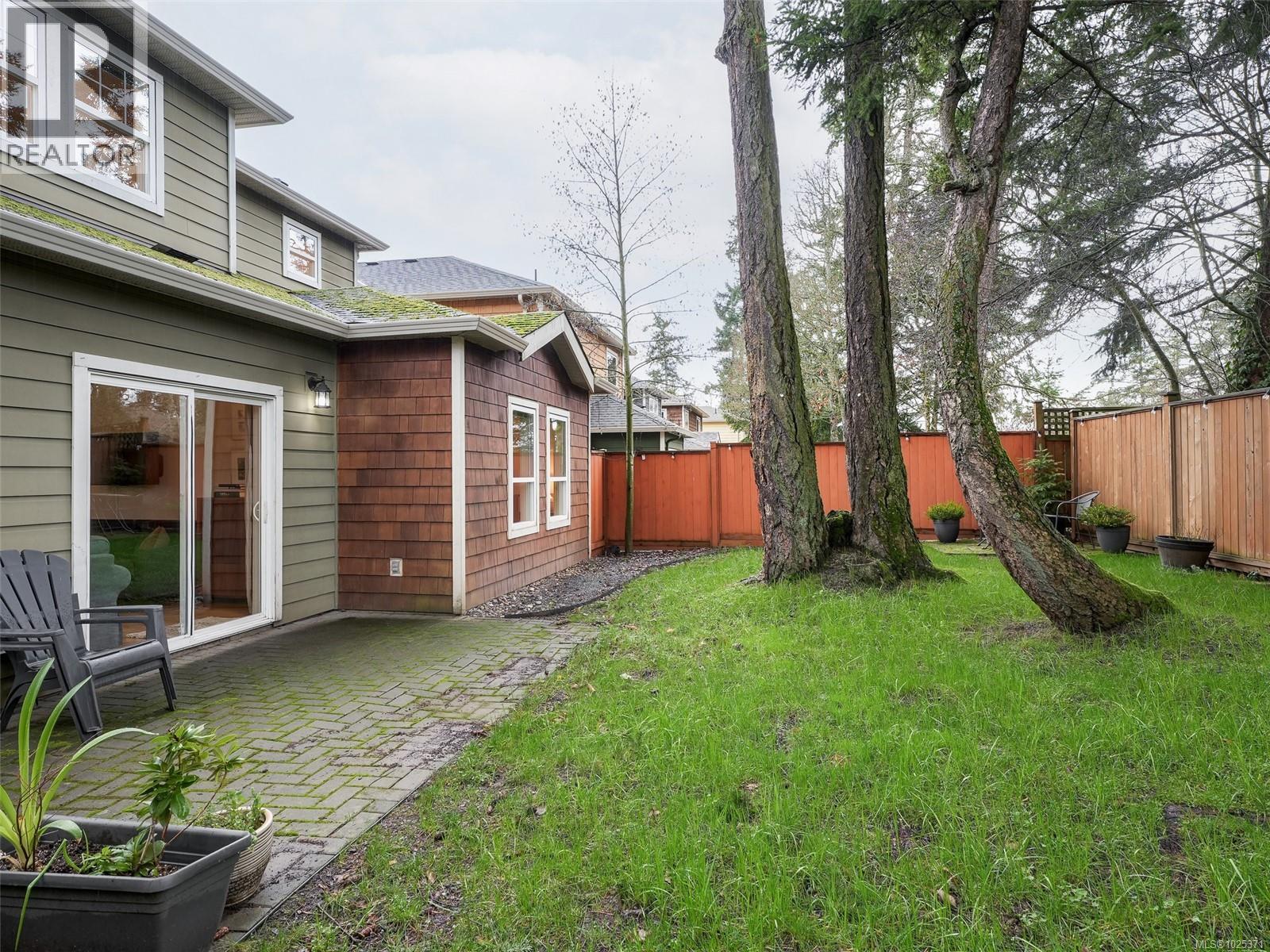 Single Family House for Sale in   Pipeline Rd Country Side Saanich 