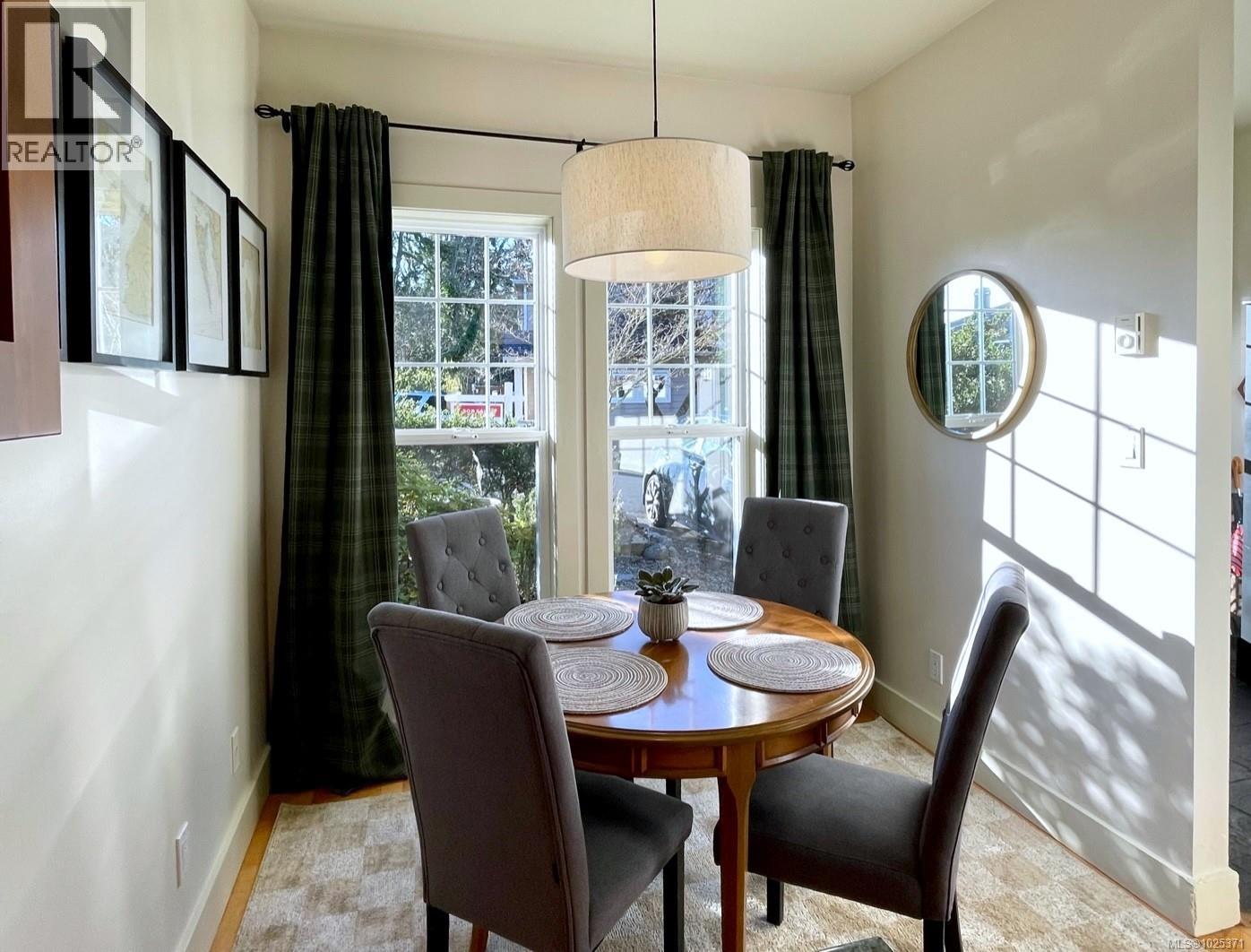 Single Family House for Sale in   Pipeline Rd Country Side Saanich 