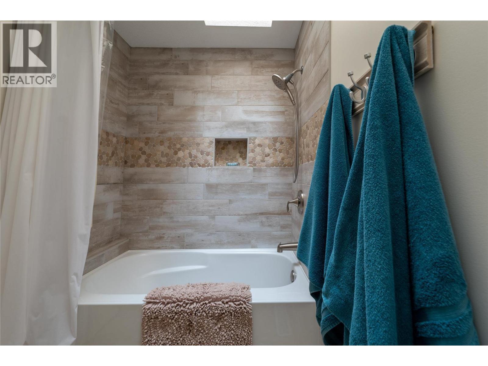 2220 Okanagan Street, Armstrong