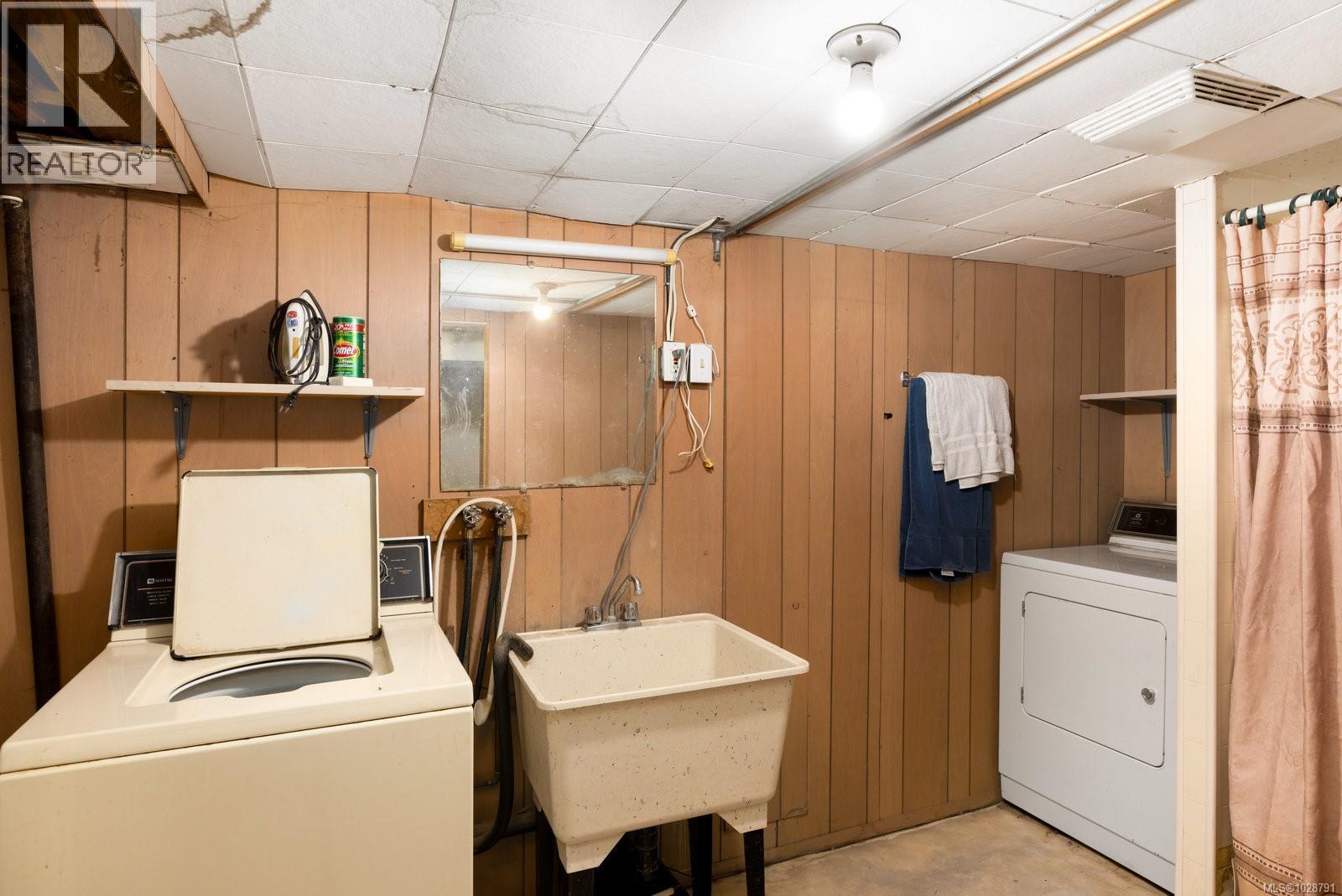 5015 Cordova Bay Rd - 12