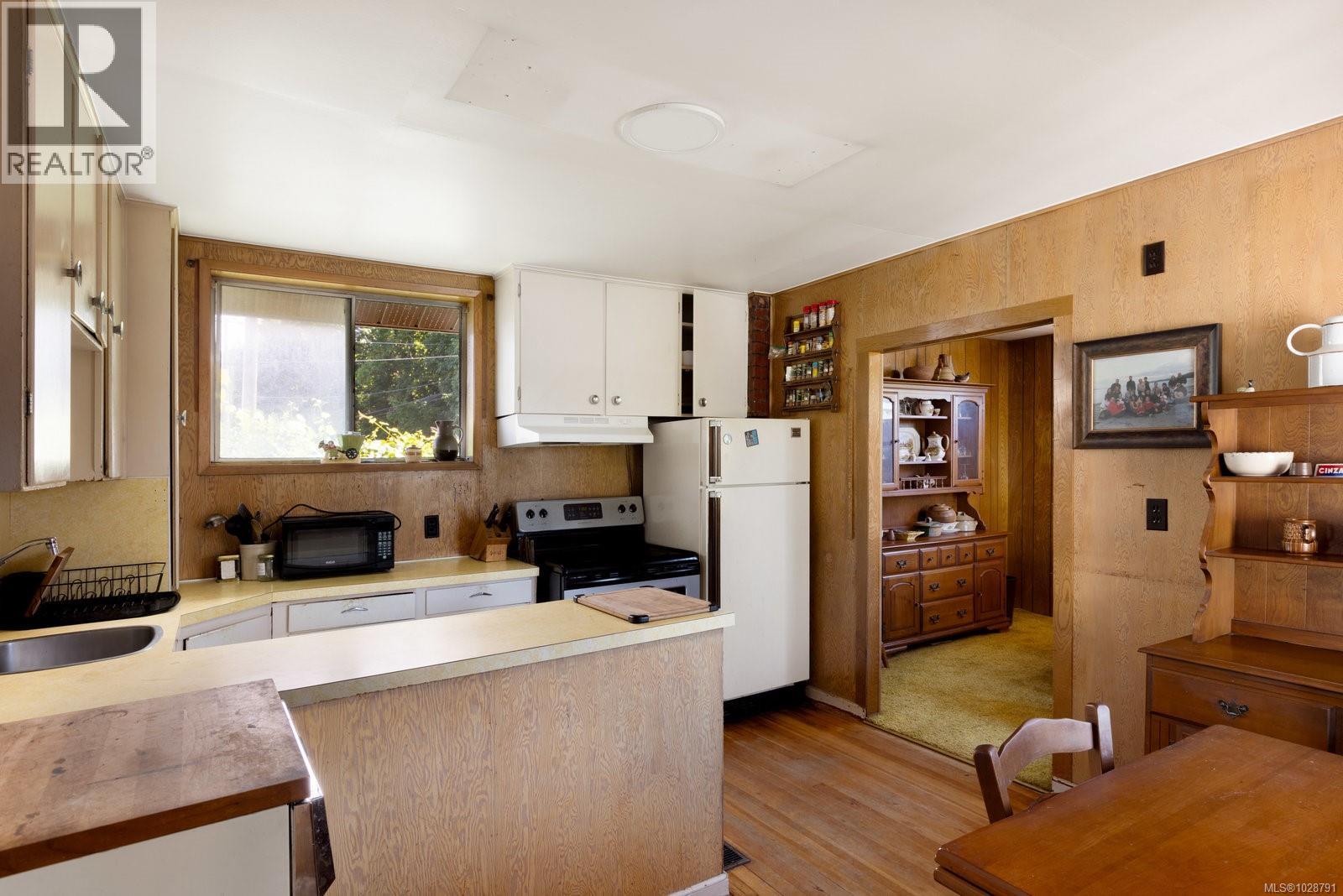 5015 Cordova Bay Rd - 7