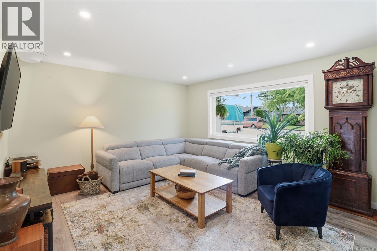 668 FOSTER DR - Image 2