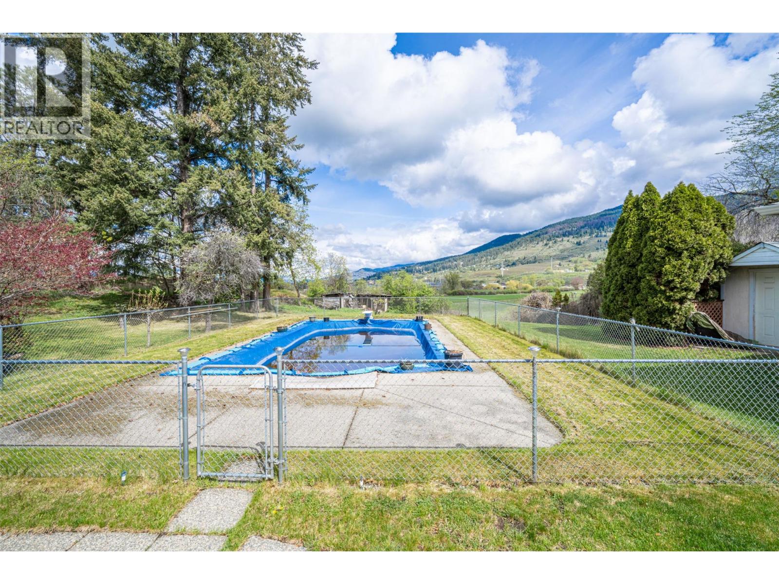  10003 6 Highway, Vernon