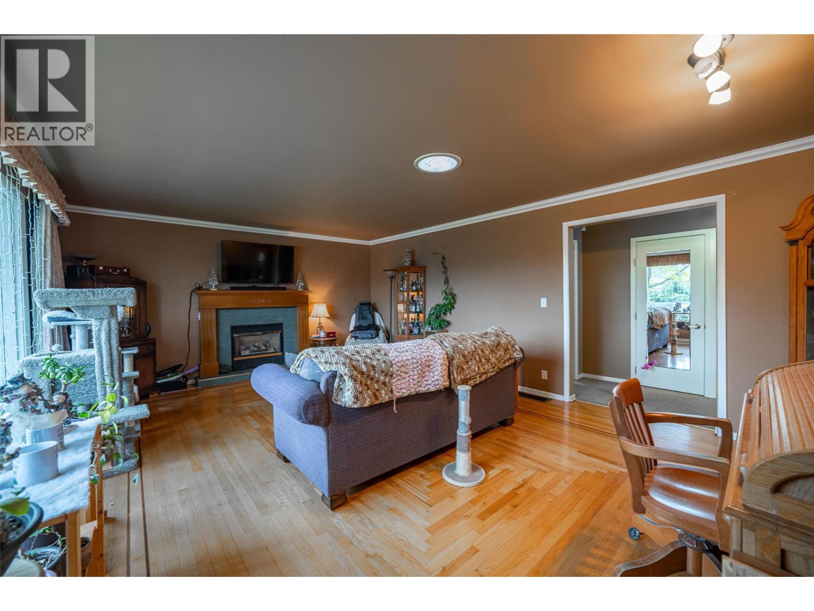  10003 6 Highway, Vernon