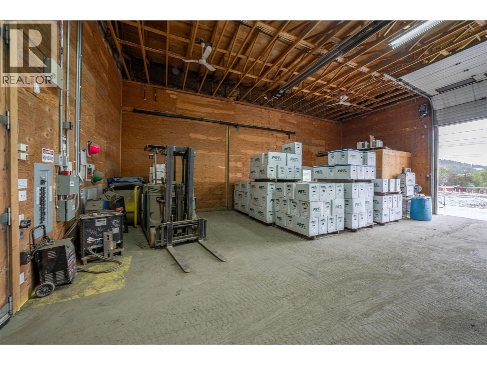  10003 6 Highway, Vernon