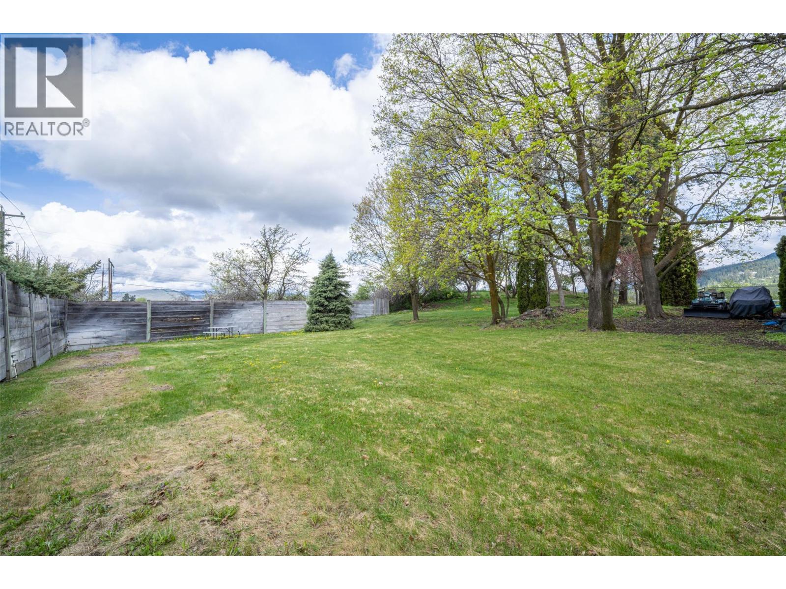  10003 6 Highway, Vernon