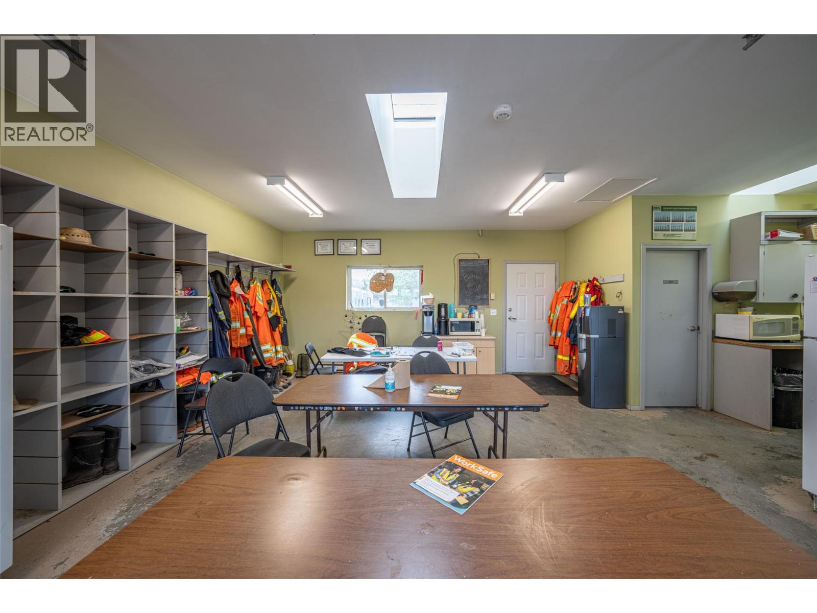  10003 6 Highway, Vernon