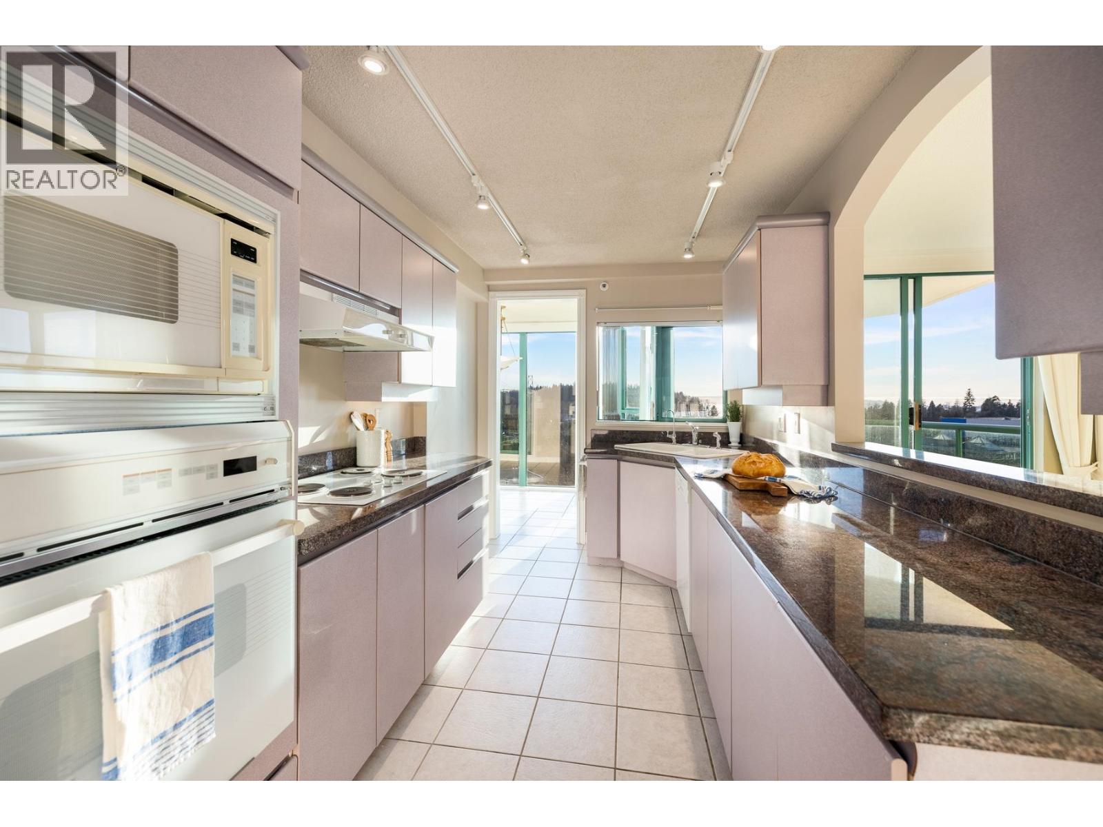 12C 338 TAYLOR WAY, West Vancouver