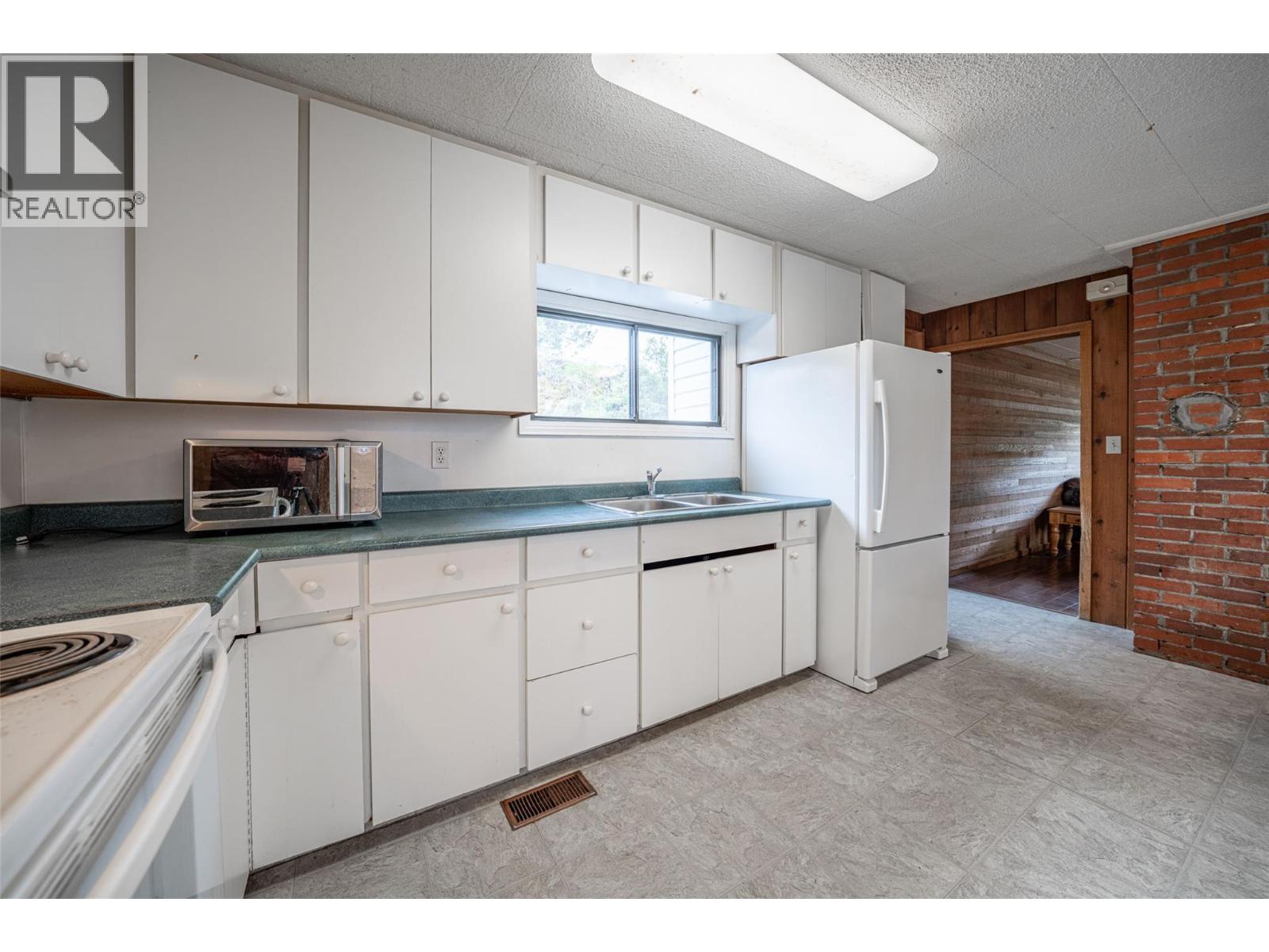 10091 6 Highway, Vernon