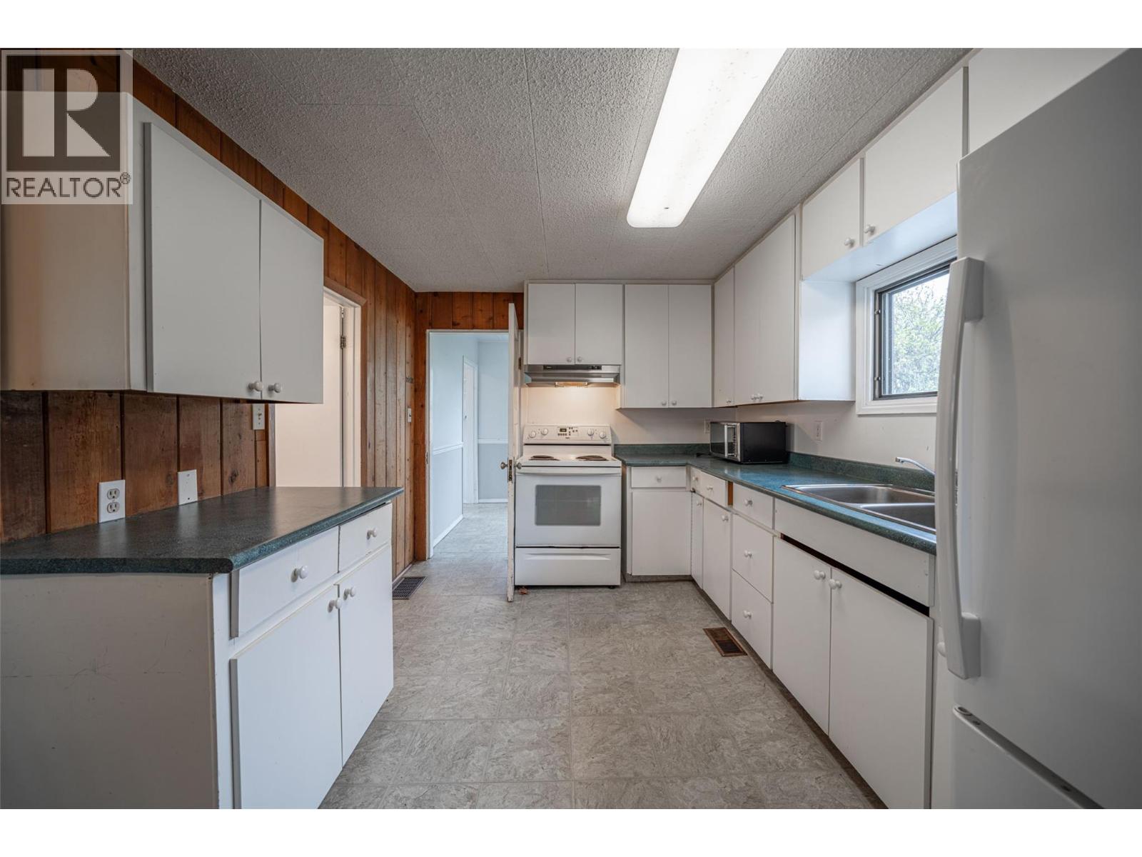 10091 6 Highway, Vernon