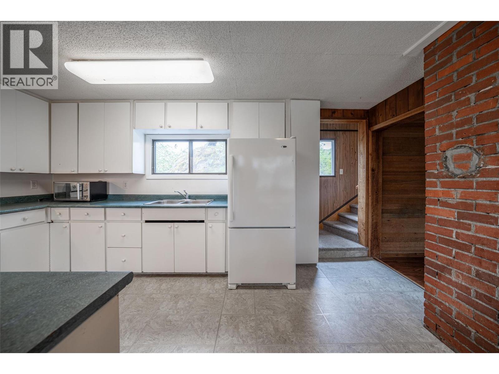 10091 6 Highway, Vernon