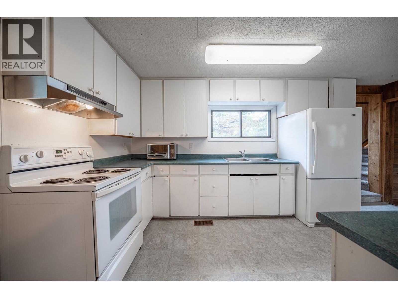 10091 6 Highway, Vernon