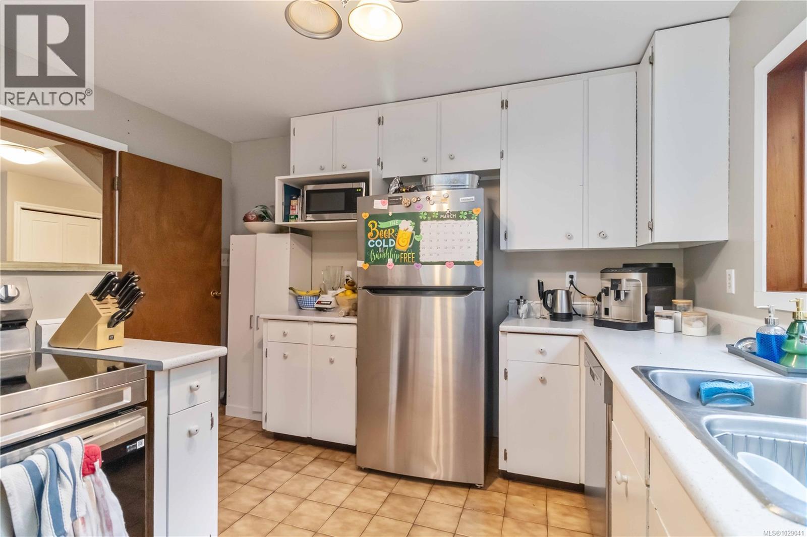 2753 ARBUTUS RD - 11