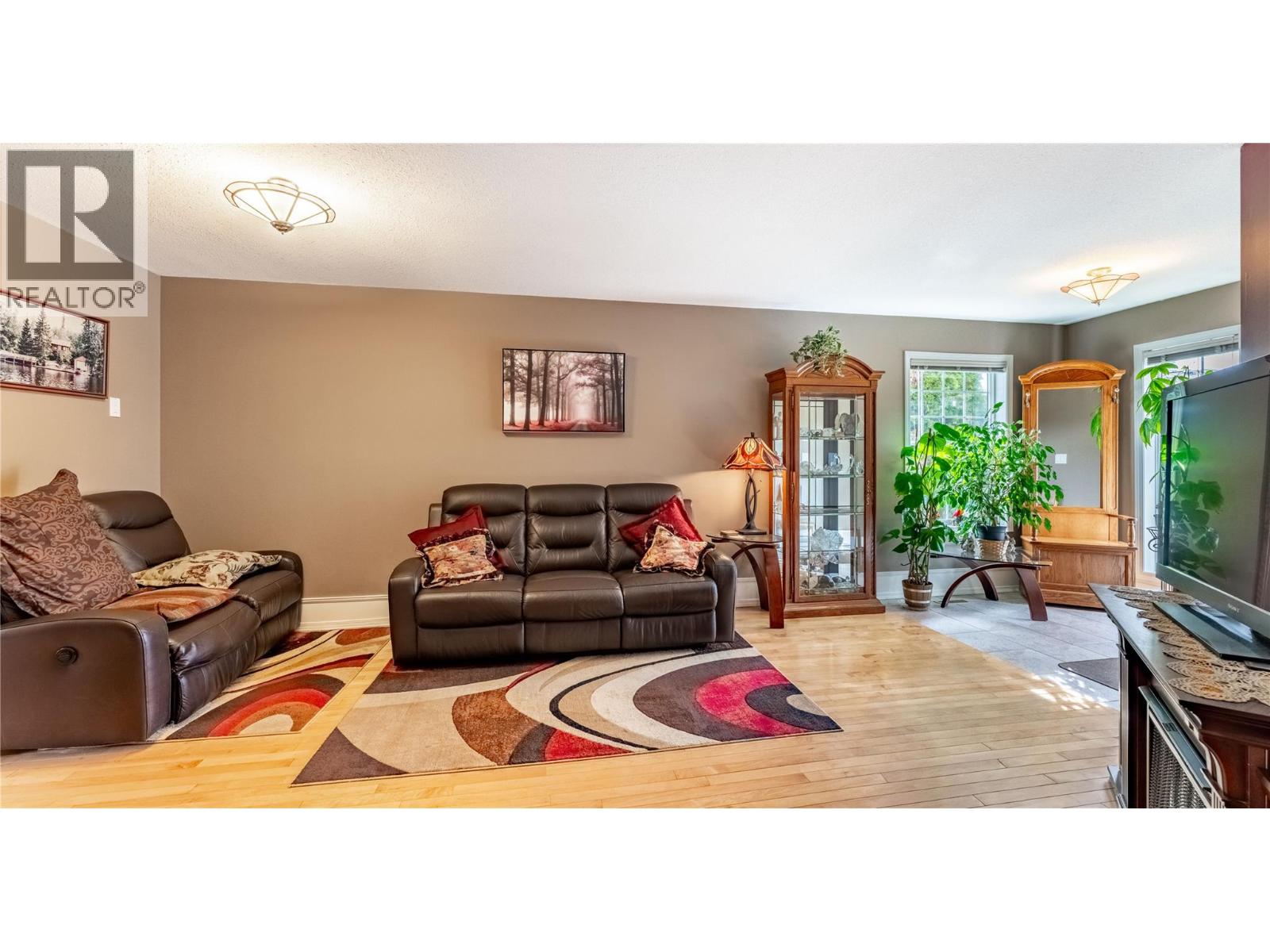 #37 310 6TH AVENUE S - 26