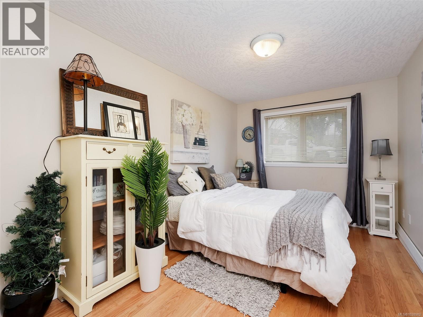 #104 1687 POPLAR AVE - 21